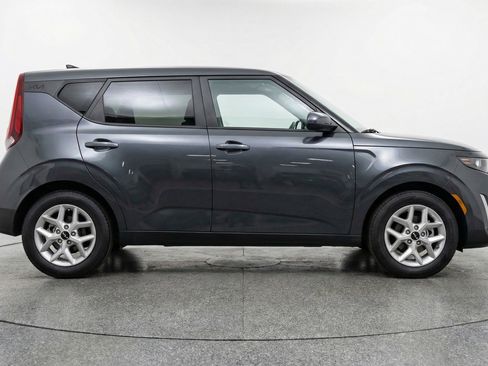 Used 2025 Kia Soul LX w/ LX Technology Package FWD image 11