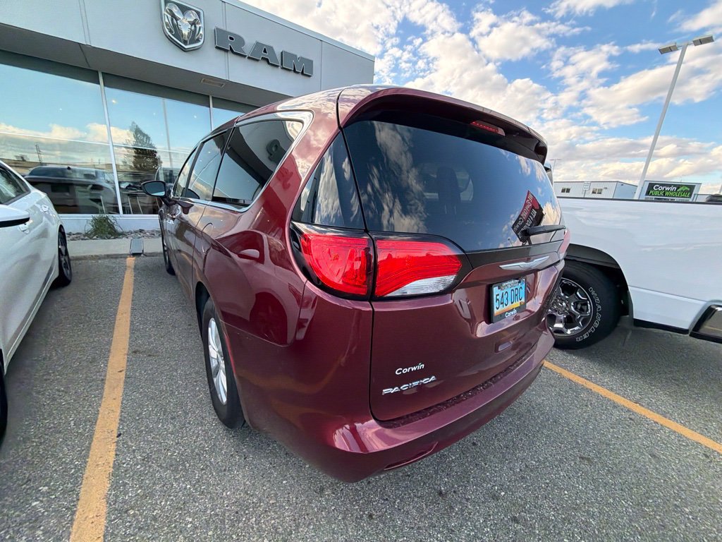 Used 2017 Chrysler Pacifica Touring w/ Tire & Wheel Group FWD image 5