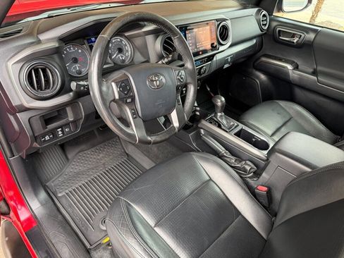 Used 2019 Toyota Tacoma TRD Off-Road image 2
