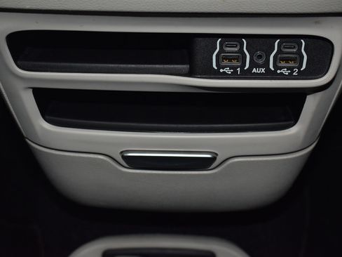 Used 2023 Chrysler Pacifica Touring-L FWD image 12