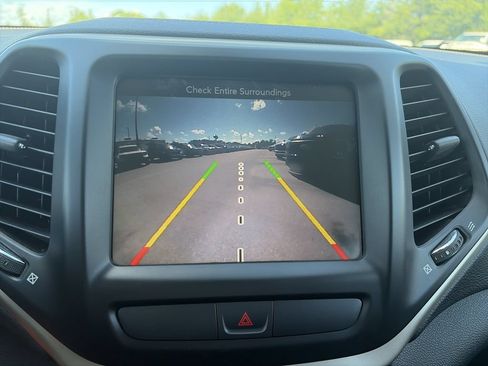 Used 2016 Jeep Cherokee Latitude FWD image 23