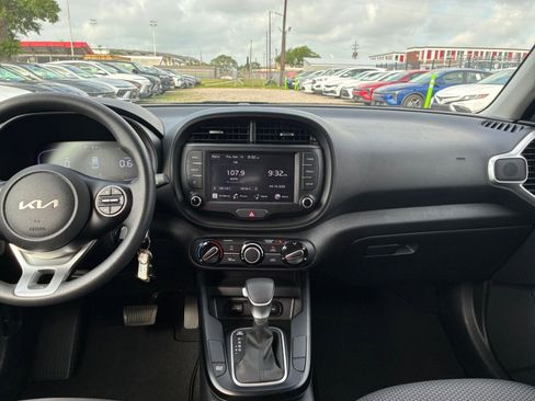 Used 2025 Kia Soul LX w/ LX Technology Package FWD image 14
