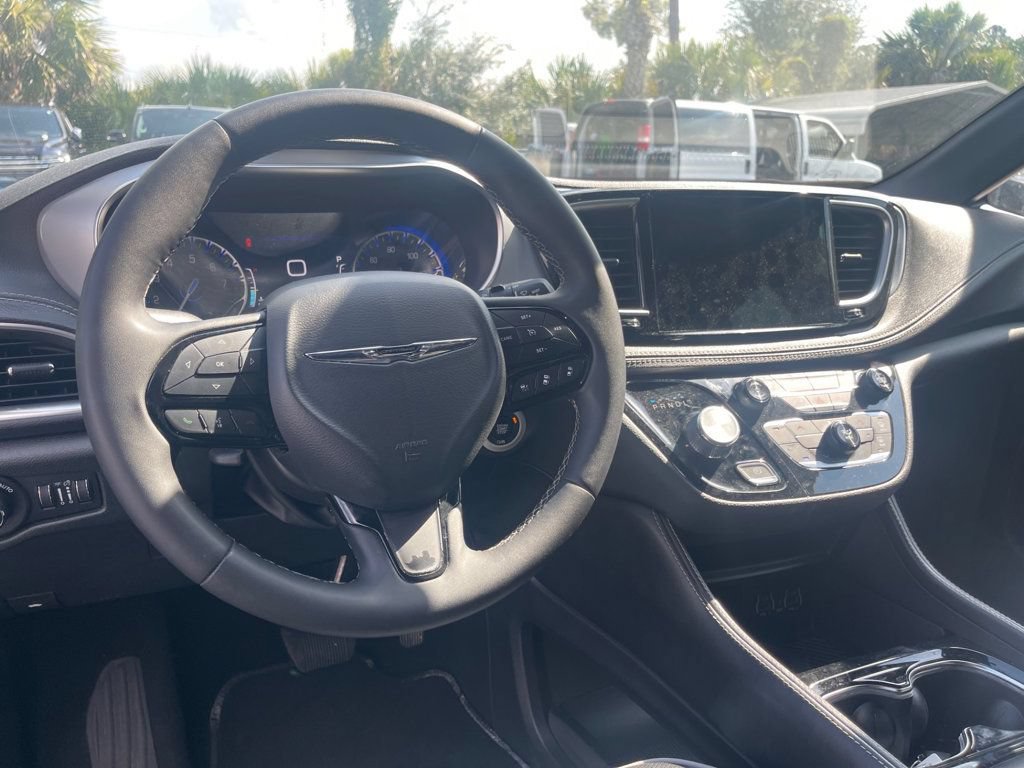 Used 2025 Chrysler Pacifica Limited FWD image 14