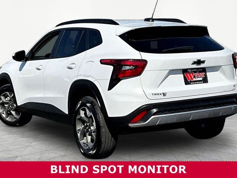 Used 2025 Chevrolet Trax LT w/ Driver Confidence Package FWD image 4