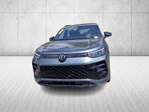 Used 2025 Volkswagen Tiguan SE R-Line FWD image 2