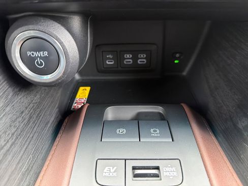 Used 2024 Toyota Venza XLE image 44