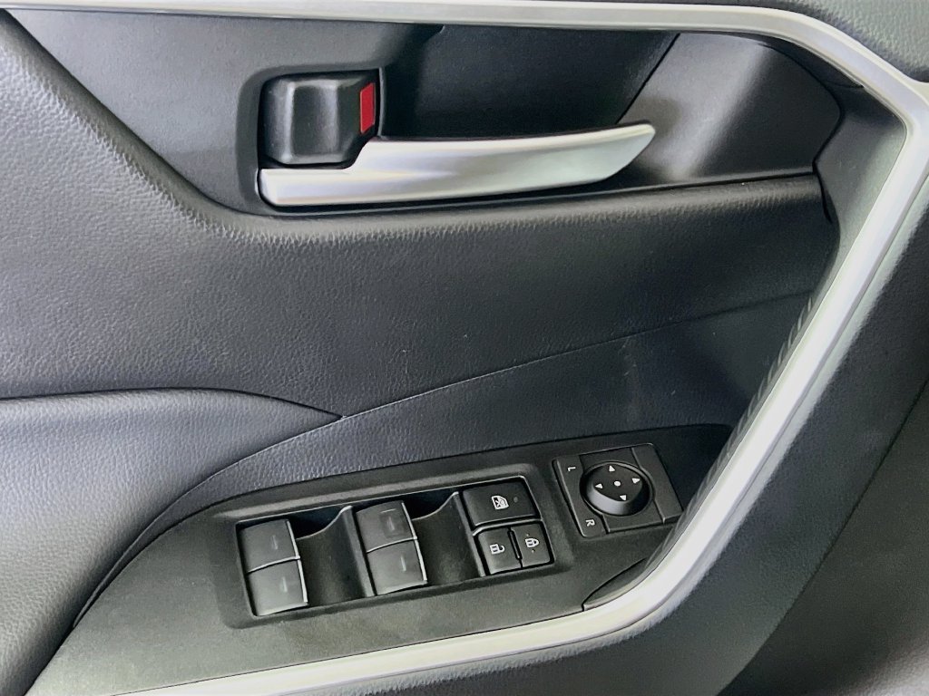 Used 2025 Toyota RAV4 XLE FWD image 16
