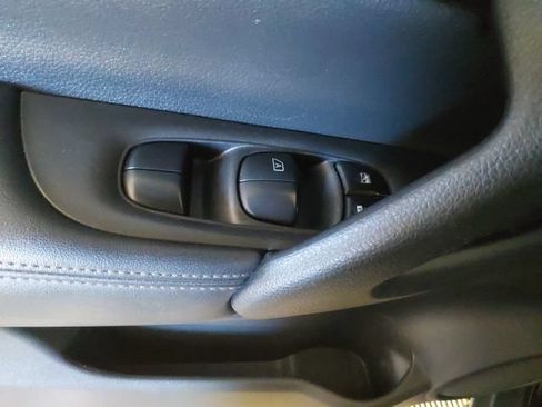 Used 2018 Nissan Rogue S AWD/4WD image 16