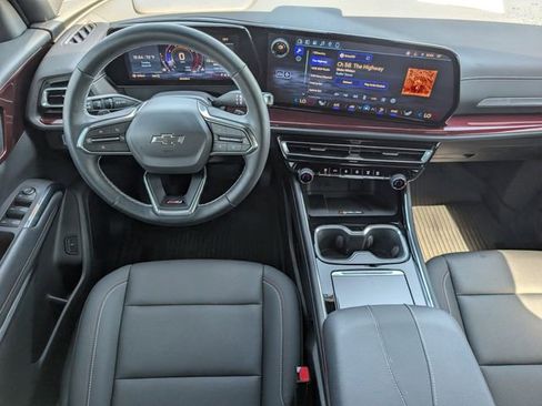 Used 2025 Chevrolet Traverse Z71 image 6