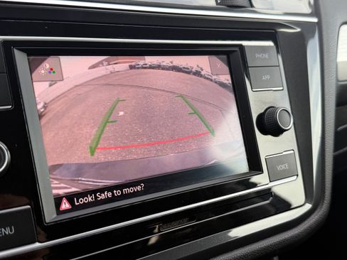 Used 2020 Volkswagen Tiguan S image 25