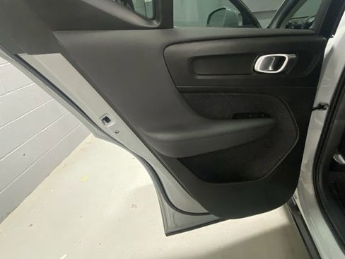 Used 2025 Volvo XC40 B5 Core image 8