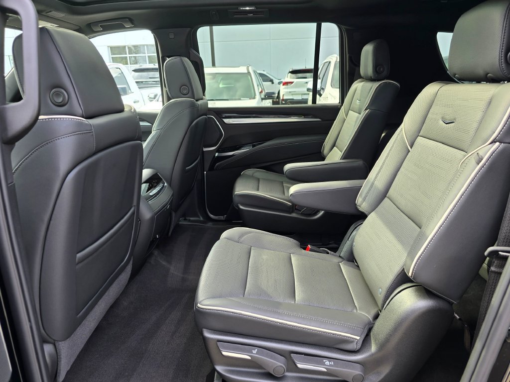 Used 2026 Cadillac Escalade ESV Sport AWD/4WD image 18