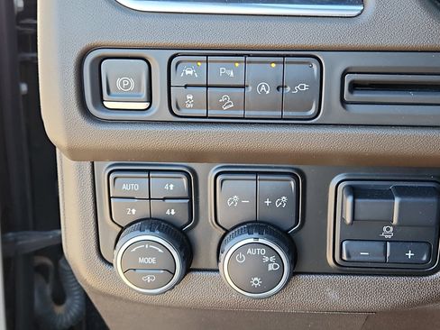 Used 2021 Chevrolet Tahoe Z71 w/ Z71 Off-Road Package image 17