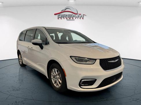 Used 2023 Chrysler Pacifica Touring-L FWD image 1
