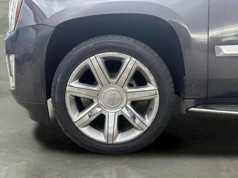 Used 2018 Cadillac Escalade Luxury AWD/4WD image 38