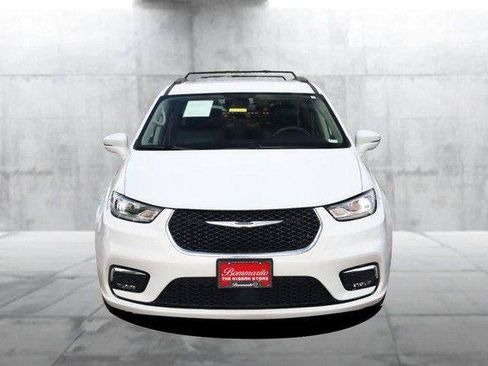 Used 2022 Chrysler Pacifica Touring-L FWD image 4