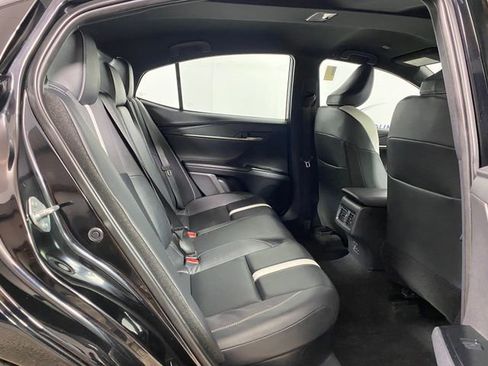 Used 2025 Toyota Camry SE FWD image 9