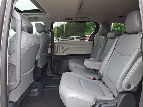 Certified 2023 Toyota Sienna XLE FWD image 11