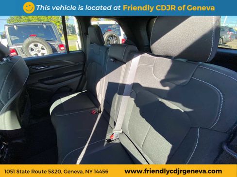 Used 2025 Jeep Grand Cherokee Laredo X w/ Luxury Tech Group I image 12