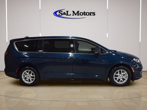 Used 2023 Chrysler Pacifica Touring-L FWD image 9