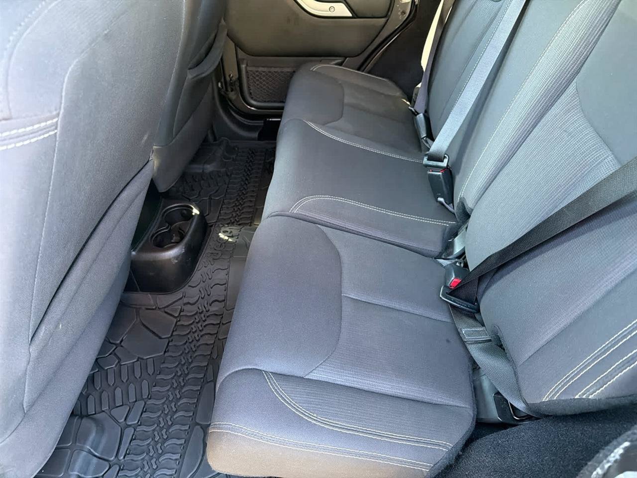 Used 2017 Jeep Wrangler Unlimited Sahara w/ Connectivity Group AWD/4WD image 15