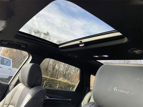 Used 2023 Buick Enclave Avenir image 8