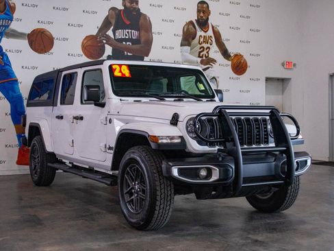 Used 2024 Jeep Gladiator Sport AWD/4WD image 18