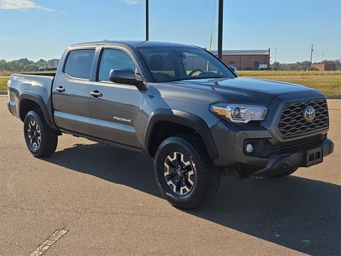 Used 2022 Toyota Tacoma TRD Off-Road image 2