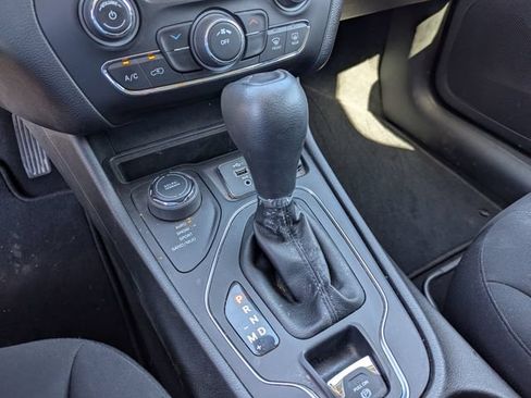 Used 2020 Jeep Cherokee Latitude AWD/4WD image 16