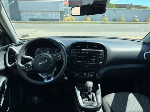 Used 2025 Kia Soul LX w/ LX Technology Package FWD image 33