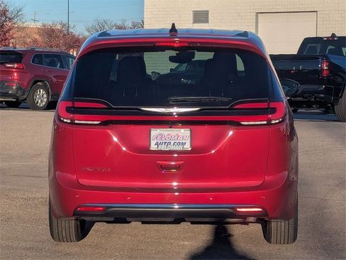 New 2026 Chrysler Pacifica Select image 4