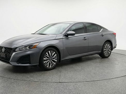Used 2025 Nissan Altima 2.5 SV FWD image 3