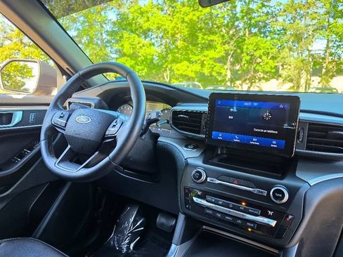 Used 2020 Ford Explorer XLT w/ Equipment Group 202A AWD/4WD image 13