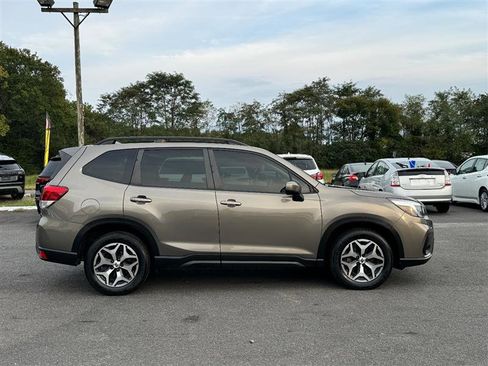 Used 2020 Subaru Forester Premium image 6
