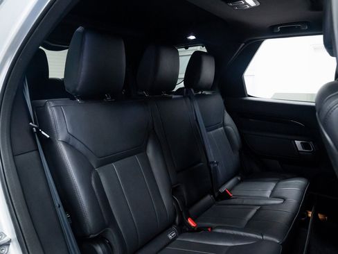 Used 2018 Land Rover Discovery SE image 22