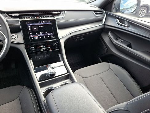 Used 2024 Jeep Grand Cherokee Laredo image 16