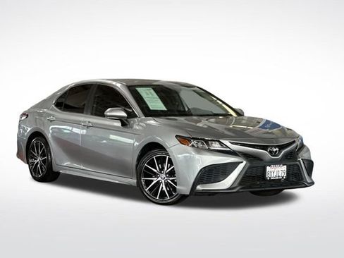 Used 2022 Toyota Camry SE FWD image 2