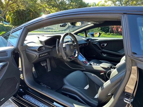 Used 2021 Lamborghini Huracan EVO image 11