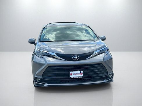 Used 2026 Toyota Sienna XLE FWD image 2