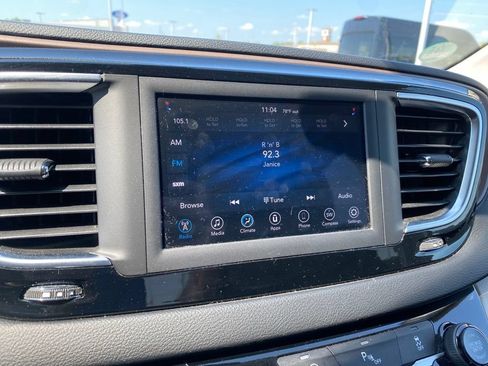 Used 2020 Chrysler Voyager LX FWD image 20