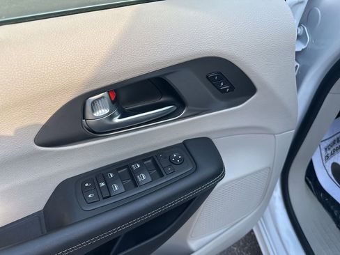 Used 2023 Chrysler Pacifica Touring-L image 16