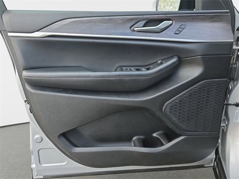 Used 2024 Jeep Grand Cherokee Limited image 30