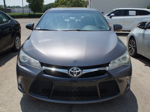 Used 2017 Toyota Camry SE w/ Moonroof Package FWD image 2