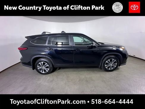 Used 2023 Toyota Highlander XLE AWD/4WD image 2