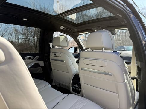 Used 2025 BMW X7 M60i image 24