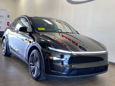 Used 2026 Tesla Model Y 2WD image 2
