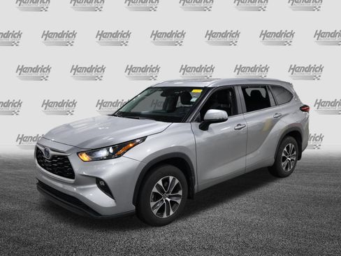 Used 2024 Toyota Highlander XLE FWD image 5