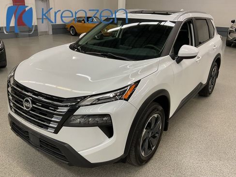 Used 2024 Nissan Rogue SV w/ SV Premium Package image 1