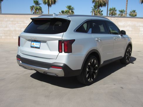 Used 2026 Kia Sorento EX w/ EX Premium Package FWD image 5