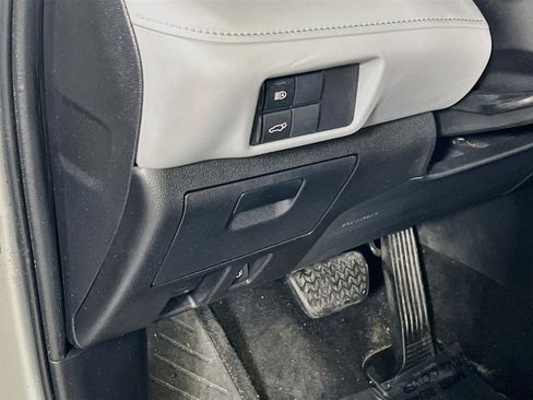 Used 2022 Toyota Highlander XLE image 10